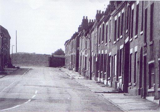 RUNCORN ELLSEMERE ST LOOKING UP FROM BRIDGE ST APPROX 1960 BY ROY GOUGH