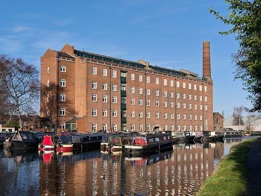 Hovis mill on the canalside at Macclesfield, was the original home of Hovis flour. It was originally built in 1831 for a canal carrying company. In 1898 the mill was bought by the flour millers who founded the Hovis Bread Flour Co.